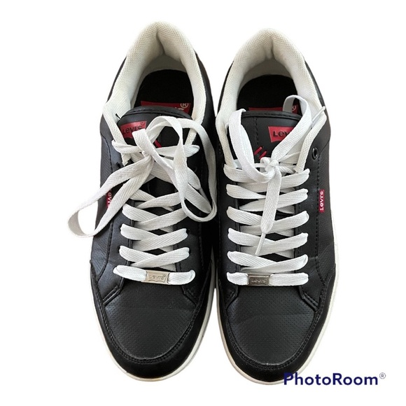 🐾 Levi’s men’s black leather sneakers size 91/2. In EUC - Picture 1 of 7